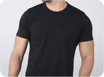 Homem com camiseta preta básica