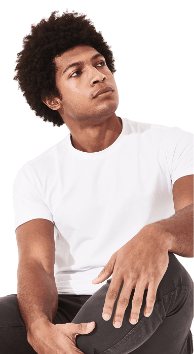 Homem vestindo camiseta básica branca